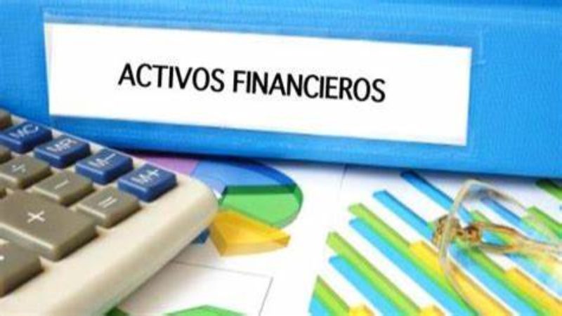 Un activo financiero es un instrumento financiero que otorga a su comprador el derecho a recibir ingresos futuros por parte del vendedor. Es decir, es un derecho sobre los activos reales del emisor y el efectivo que generen.