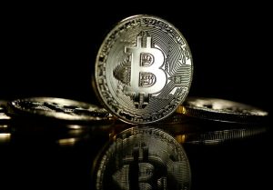 Lee más sobre el artículo Precio de Bitcoin hoy: ganancias hasta los 104.500 dólares mientras el Senado de EE.UU. avanza en proyecto de ley sobre stablecoins