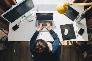 El Resurgimiento de Inversiones en Bienes Raíces Digitales: Más Allá del Metaverso con Trabajo Remoto en 2025